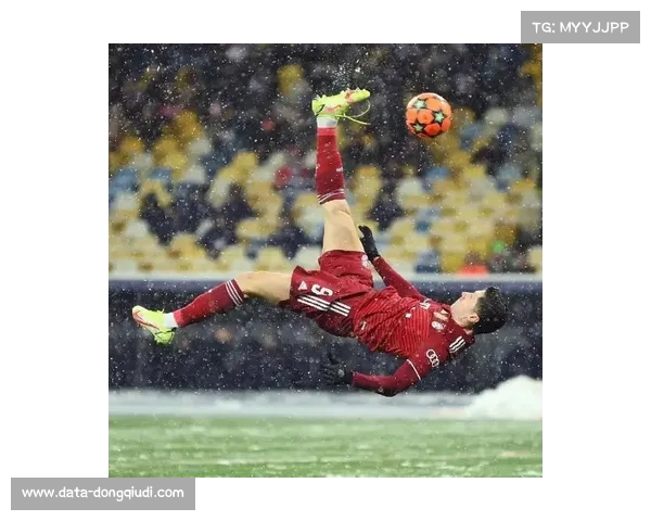 “诺伊尔欧冠神扑救主,门将传奇生涯再添经典”